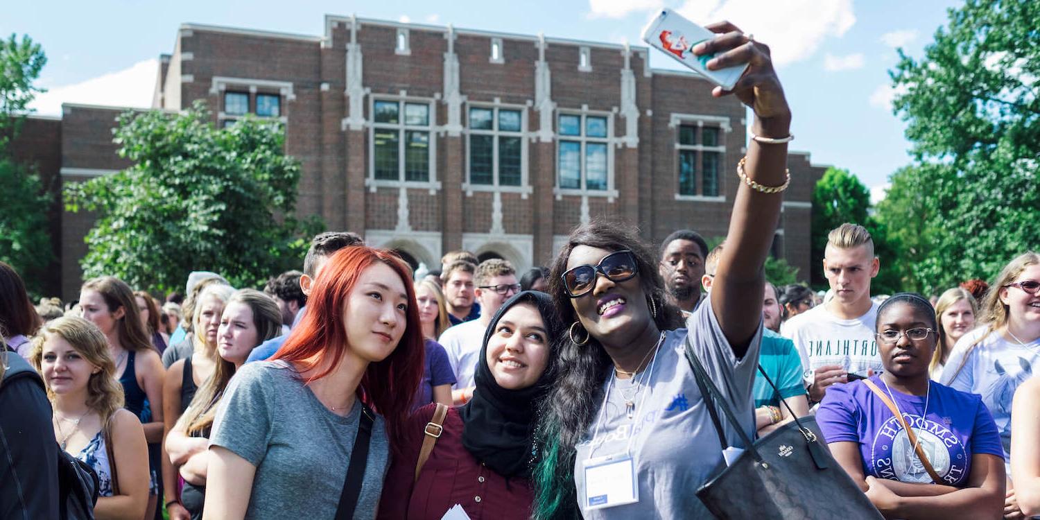 Students Takingphoto 1500X750